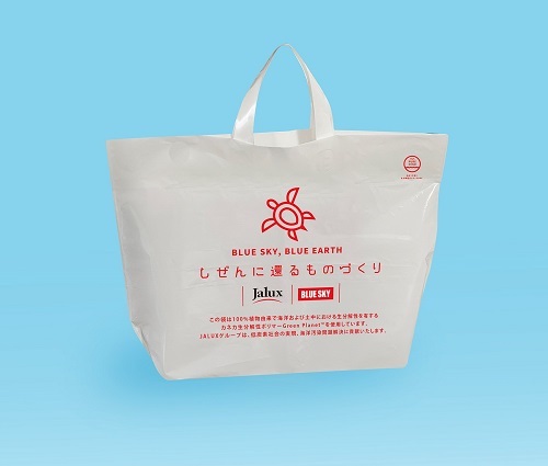 図：JALUXが運営する「BLUE SKY」のショッピングバッグのイメージ（左）と、那覇空港店舗（右）
