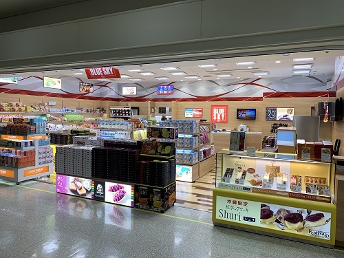 図：JALUXが運営する「BLUE SKY」のショッピングバッグのイメージ（左）と、那覇空港店舗（右）