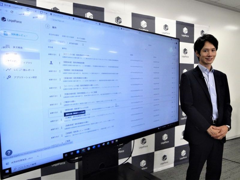 AI契約審査プラットフォーム「LegalForce」の「案件管理」機能の画面例と角田望社長兼CEO（最高経営責任者）
