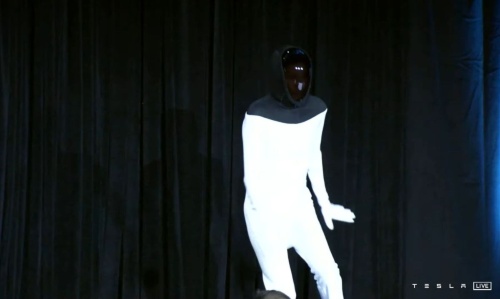 Tesla Botを模したスーツを身に着けたパフォーマー