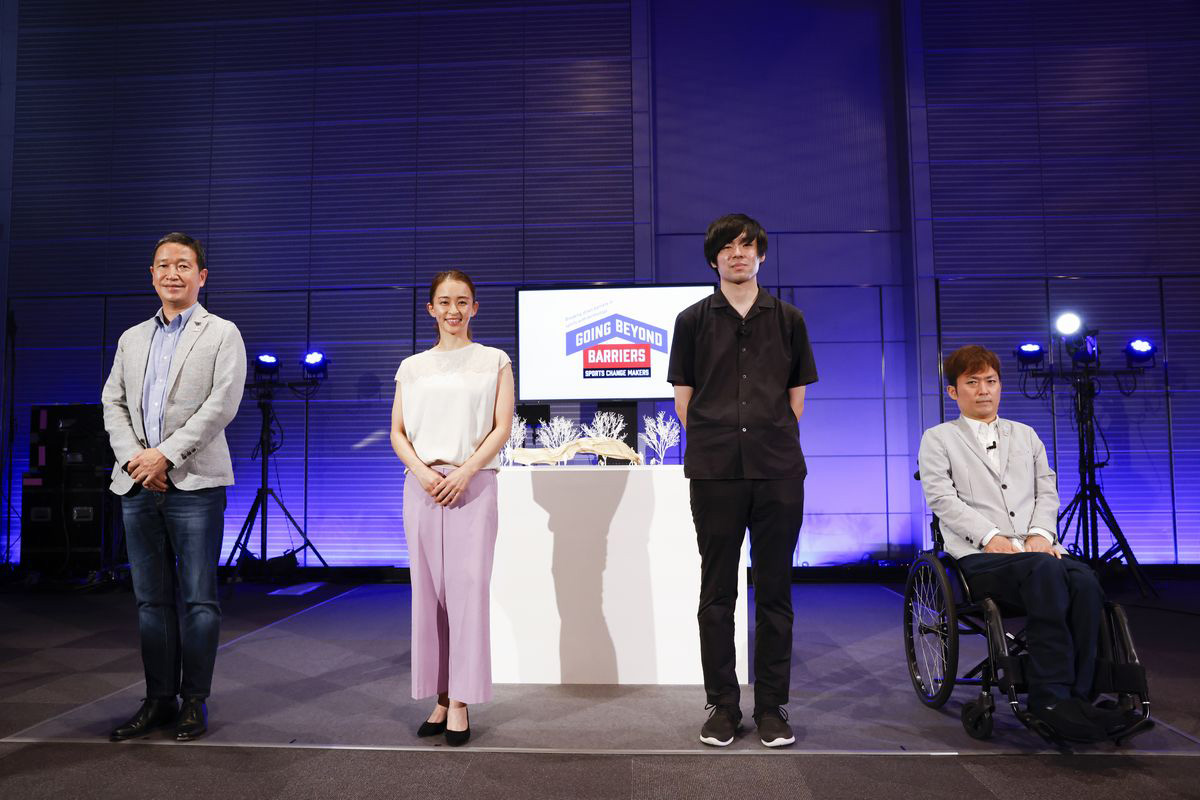 フォトセッションの様子。写真右から二人目が日本代表の横瀬健斗氏