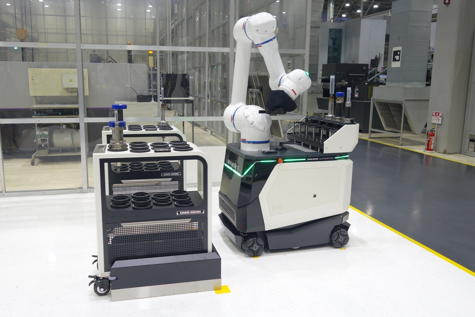協働ロボットを搭載したAGV「WH-AGV5」 工場内でのワークや工具の搬送といった利用を想定している。（出所：日経クロステック）