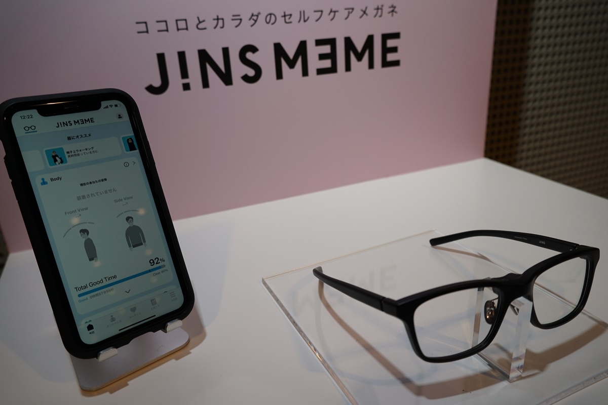 ジンズが10月14日に販売を始める新しい「JINS MEME（ジンズ ミーム）」 （撮影：日経クロステック）