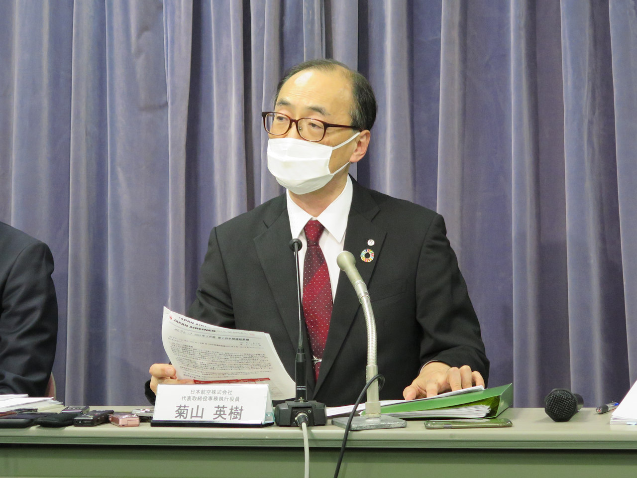 決算会見で国内線の運賃体系の見直し方針を明らかにした、日本航空（JAL）の菊山英樹専務執行役員