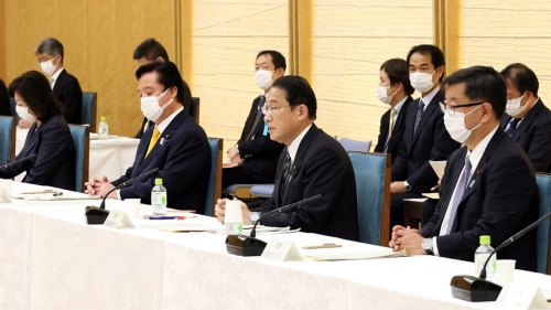 岸田文雄首相（右から2番目）が議長を務める会議の模様
