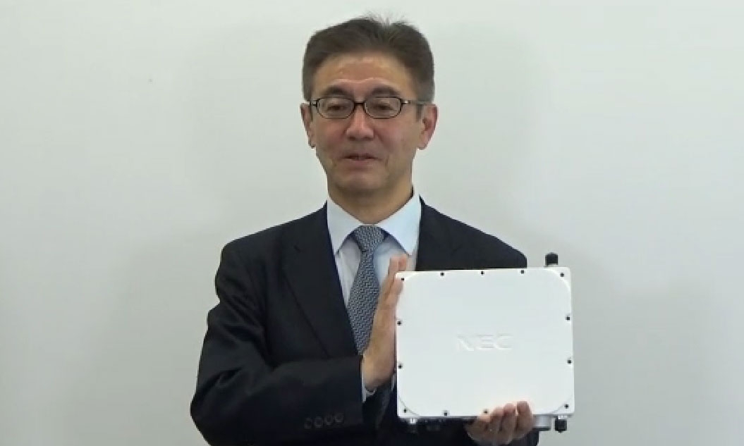 図1　NECデジタルネットワーク事業部事業部長の尹秀薫氏 手に持つのが、「UNIVERGE RV1200」である。（出所：NEC）
