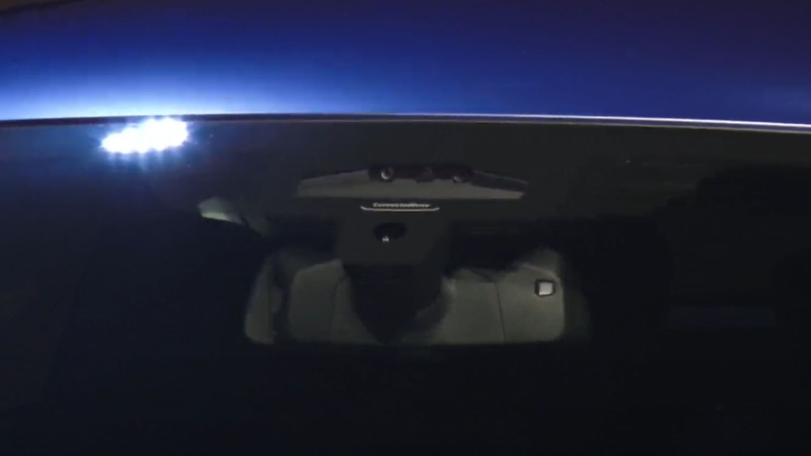 図4　フロントウインドーの室内側に3眼カメラを装着 3眼カメラとミリ波レーダーで、先行車追従（ACC）や車線変更警告、車線逸脱警告などの機能を実現する。オンライン会見の様子をキャプチャー。