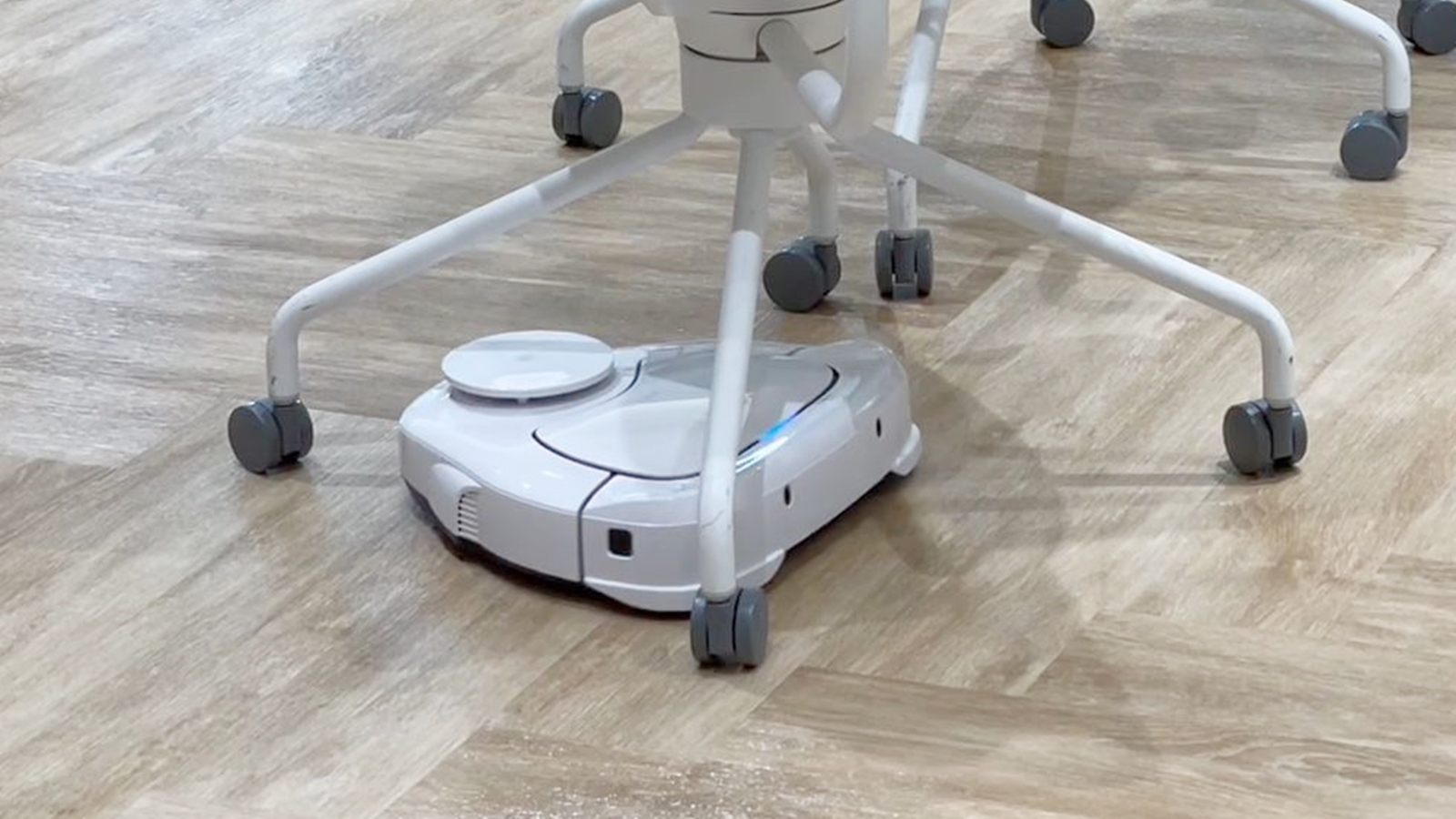 椅子の下も逃さない パナソニック、清掃ロボの一括管理サービス | 日経