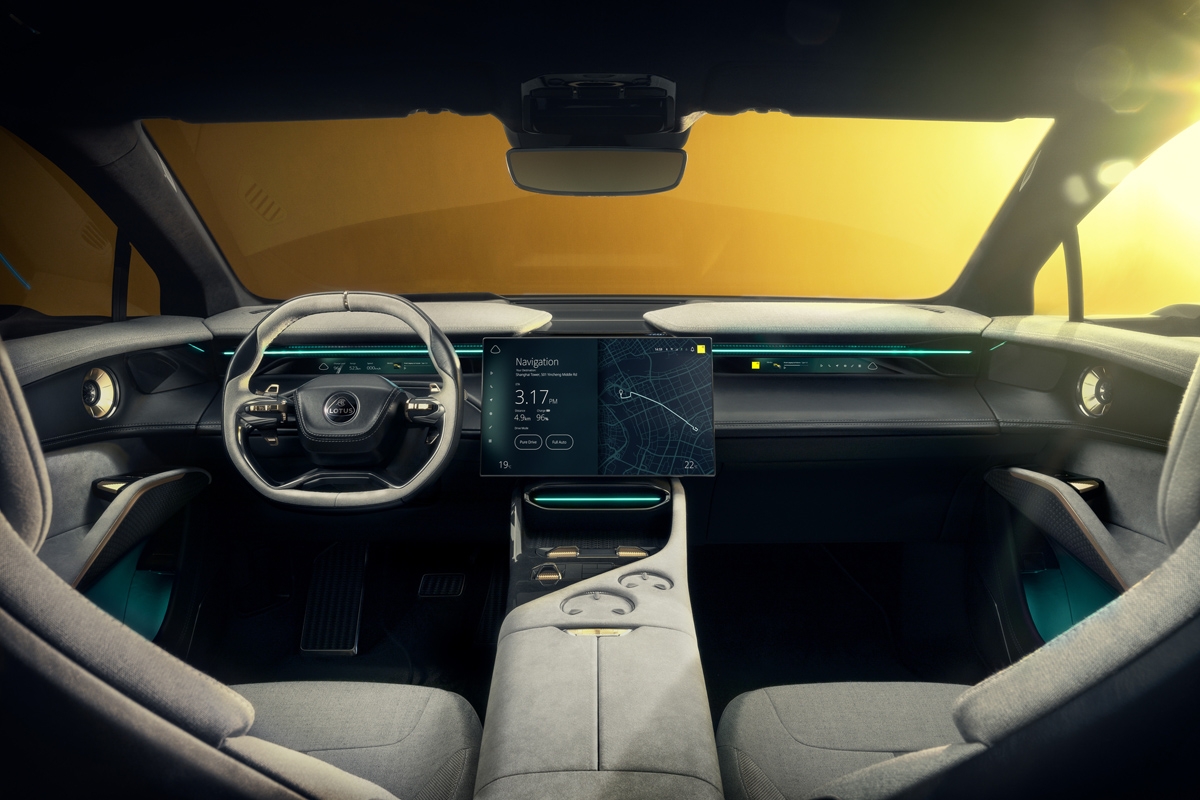 運転席から助手席まで続く幅30mmの帯状のディスプレイが特徴 （写真：Lotus Cars）