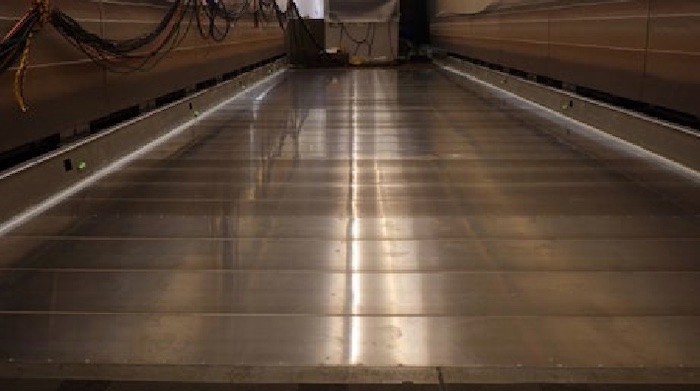 図1　難燃性Mg合金で製作した床板 新幹線車両に設置し、床敷物を取り付ける前の状態