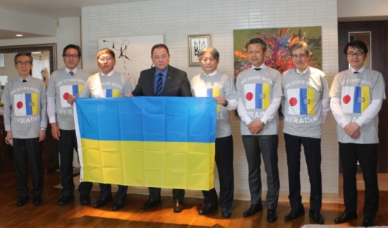 寄付を報告したIT関連団体の代表と、セルギー・コルスンスキー駐日ウクライナ大使館特命全権大使（左から4番目）