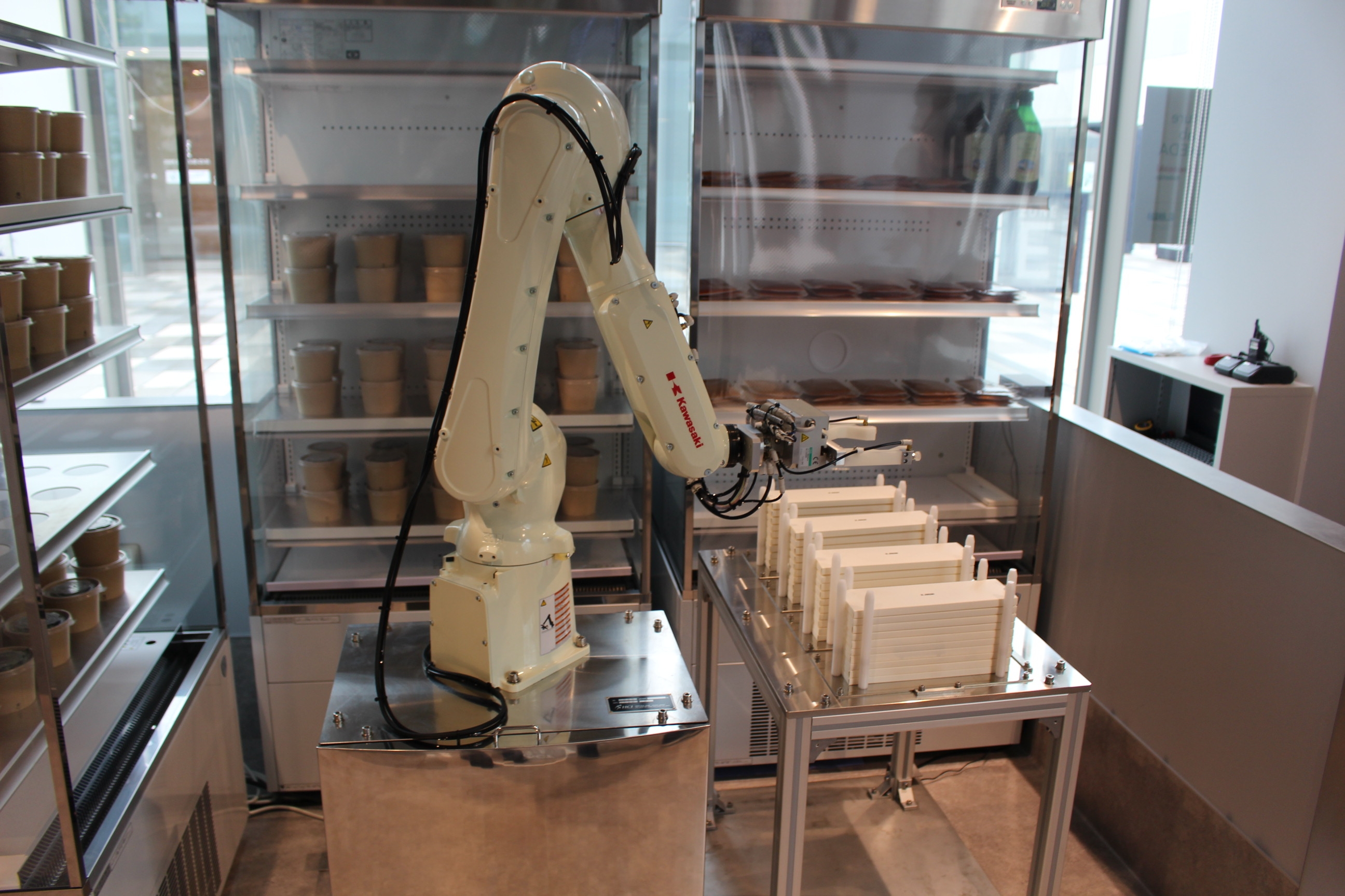 図3　冷蔵食品やカトラリーをトレーに載せるロボット （出所：日経クロステック）