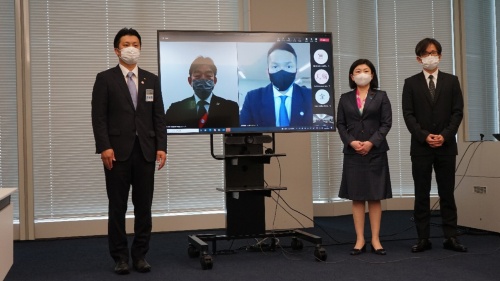 日本青年会議所の出席者などに協力を依頼した牧島かれんデジタル相（右から2人目）と浅沼尚デジタル監（右）