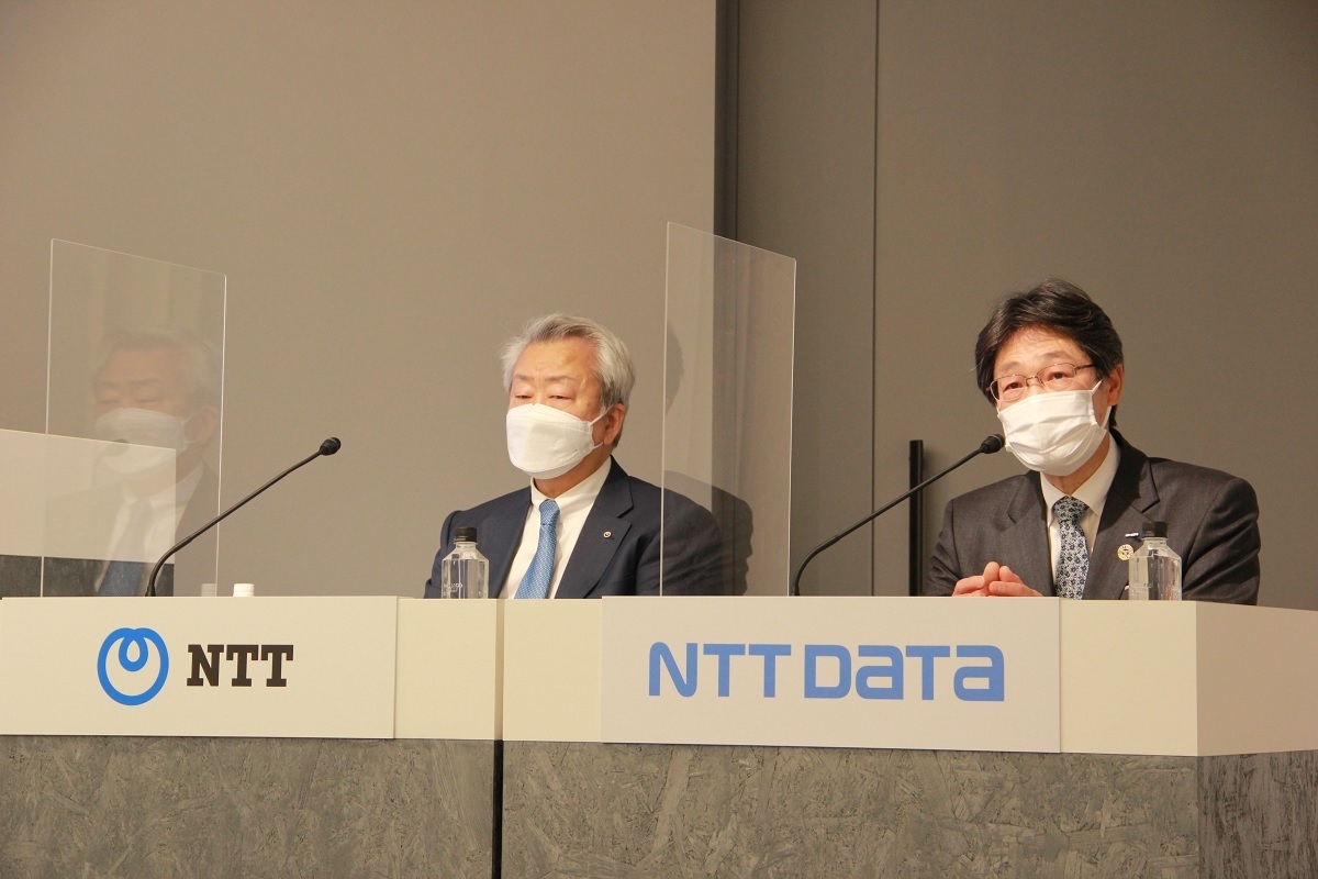 記者会見に臨むNTTの澤田純社長（左）とNTTデータの本間洋社長 （撮影：日経クロステック）