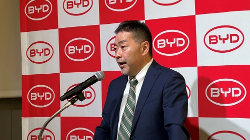 記者発表会で新型車を紹介するビーワイディージャパン副社長の花田晋作氏