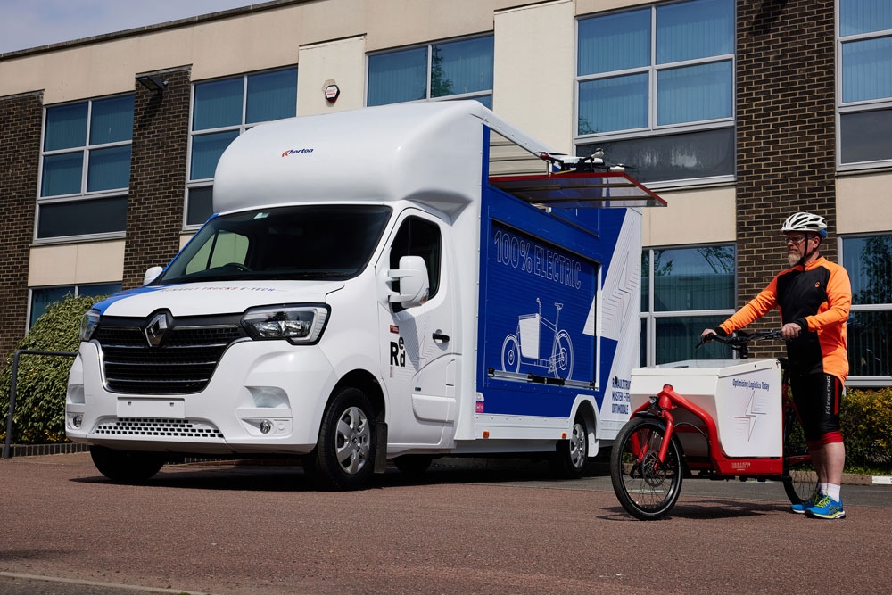 電動自転車の「eBullitt」とドローンを搭載したEV配送車 （写真：Renault Trucks）