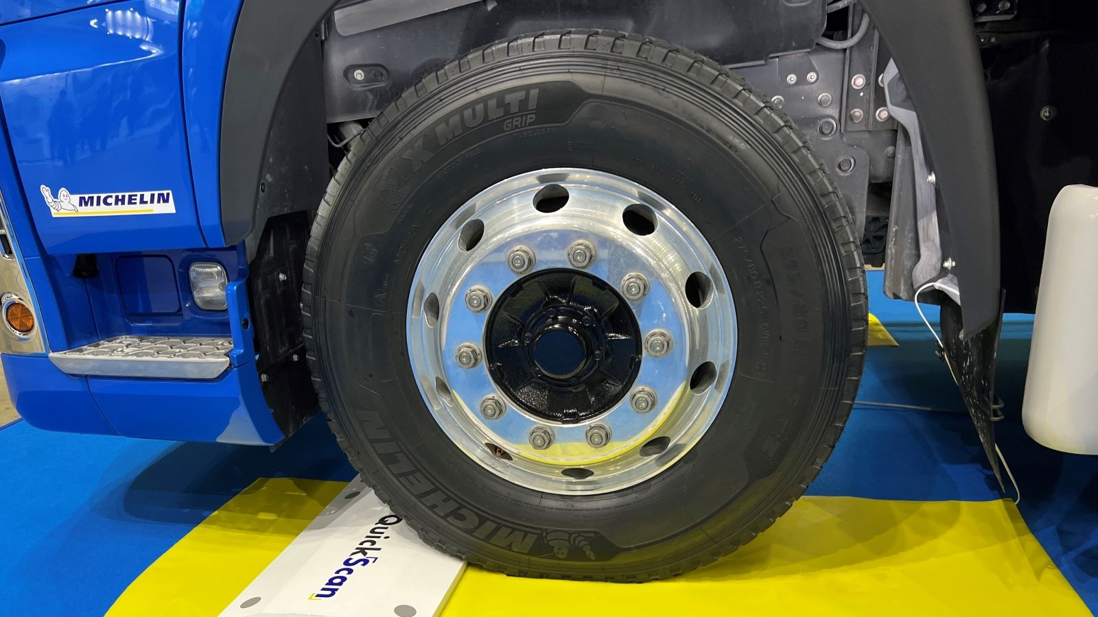 RFIDを内蔵するタイヤ 大型トラック用のタイヤを、「ジャパントラックショー2022」で展示した。（撮影：日経クロステック）