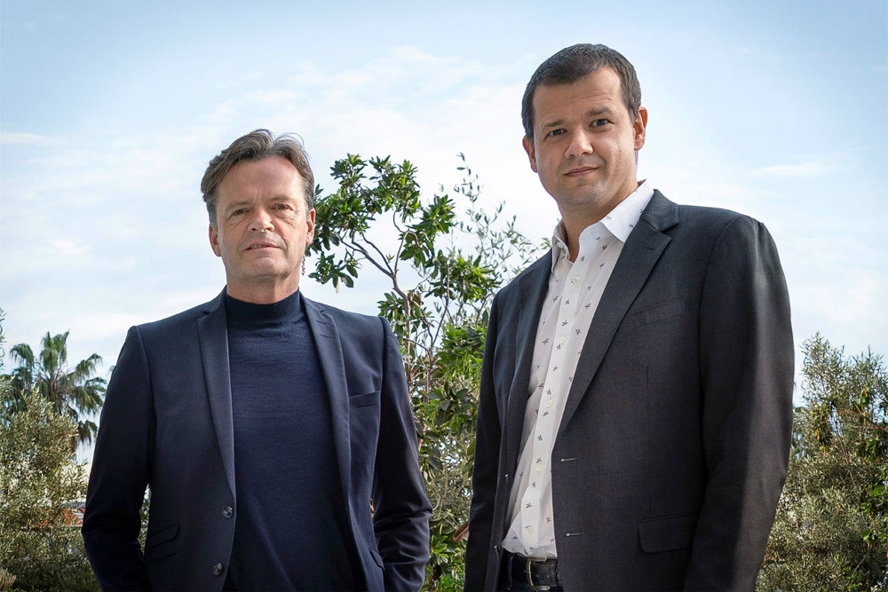 Mercedes-Benzグループの取締役および開発・調達担当最高技術責任者のMarkus Schafer氏（左）と、Sila Nanotechnologiesの最高経営責任者（CEO）のGene Berdichevsky氏（右） （写真：Mercedes-Benz）