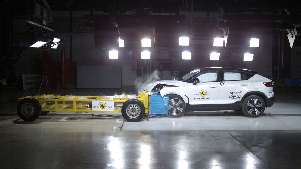C40 Rechargeの他車を模した移動変形障壁との前面衝突試験 （写真：Euro NCAP）