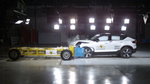 C40 Rechargeの他車を模した移動変形障壁との前面衝突試験