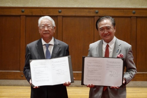 連携協定を発表した神奈川県の黒岩祐治知事（右）とTMI総合法律事務所の田中克郎代表