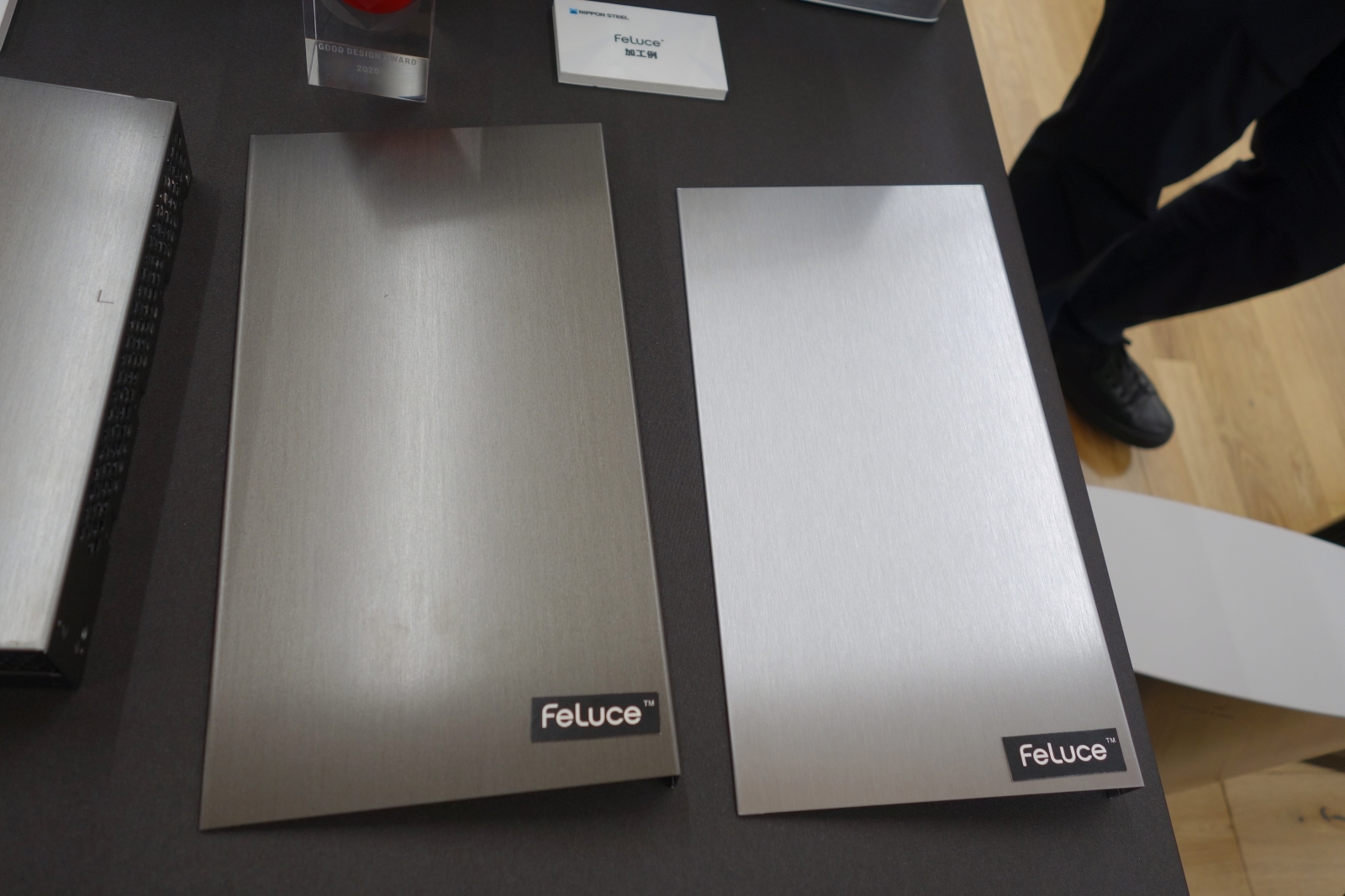 日本製鉄の電気めっき鋼板「FeLuce」 めっき層にヘアライン加工を施してある。安価な鋼板を使って高級感を演出できる。（写真：日経クロステック）