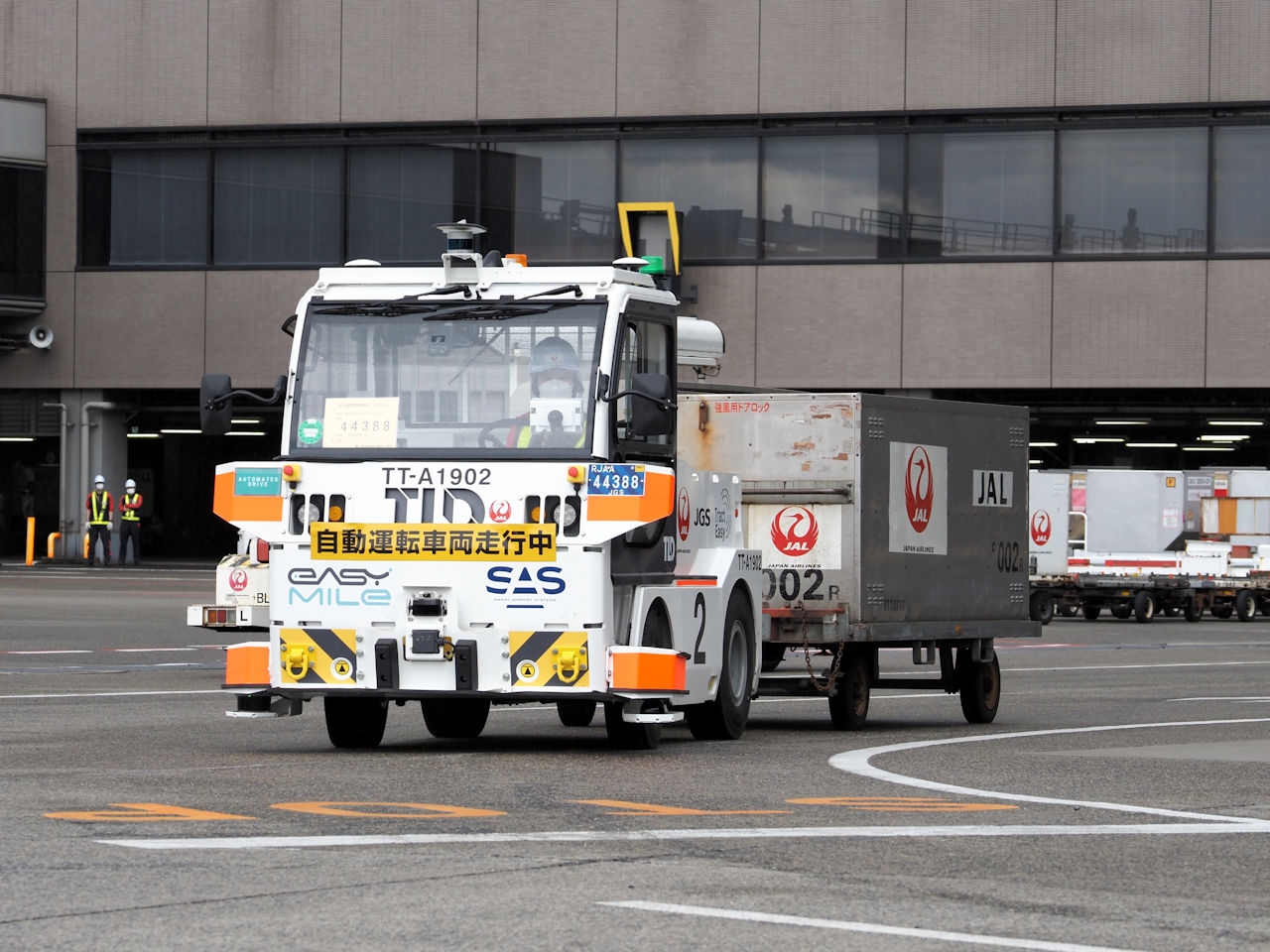 JALが成田空港内で本格運用を始めた、フランスTLD製の自動運転トーイングトラクター「TractEasy」 （写真：日経クロステック）