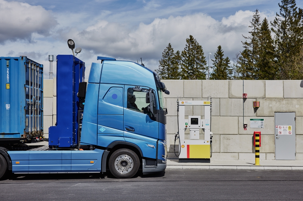 水素供給設備と燃料電池トラック （写真：Aktiebolaget Volvo）