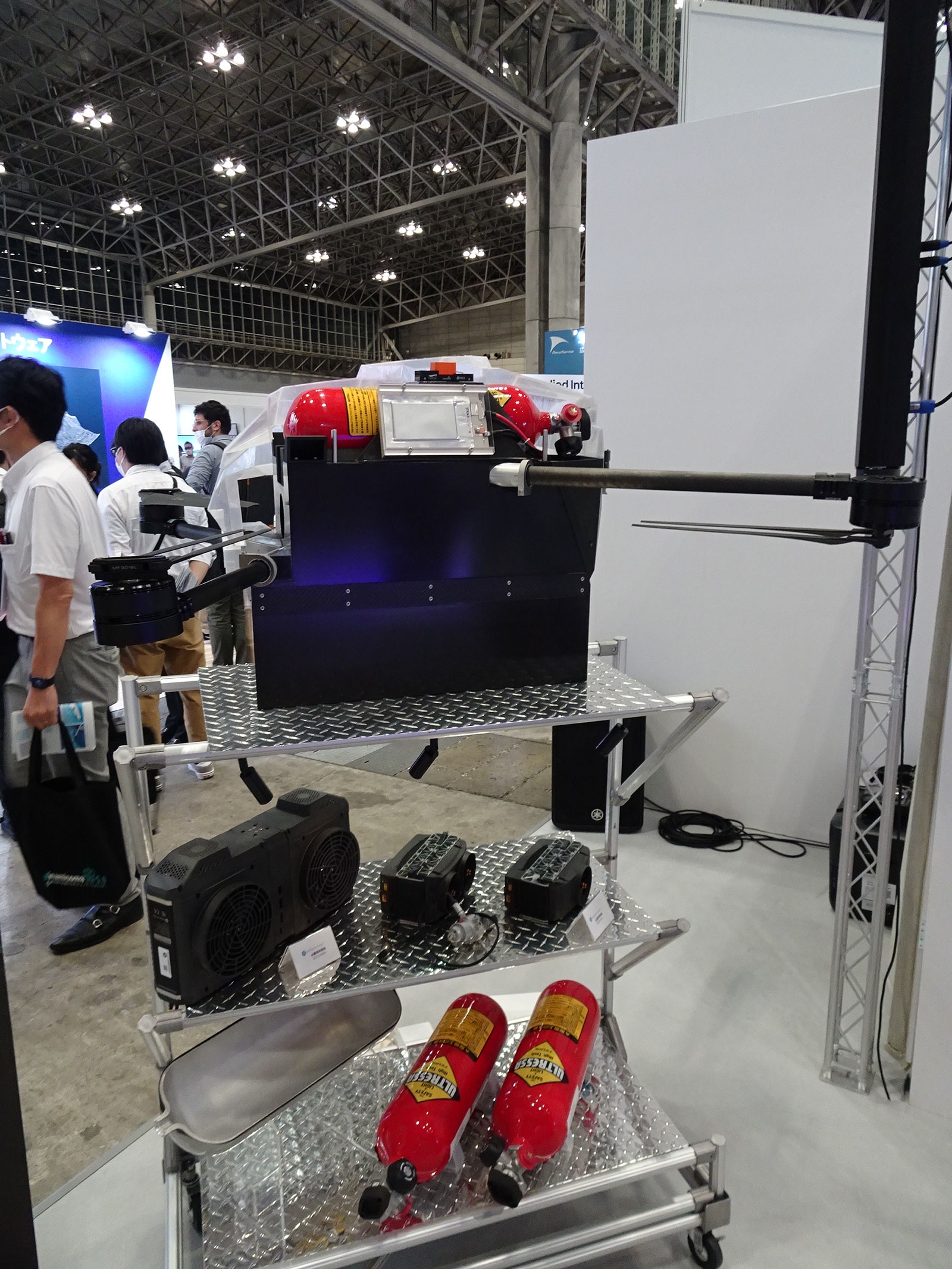 aigis oneのカットモデル(一番上) 上部に高圧ガス容器を搭載する(写真:日経クロステック)