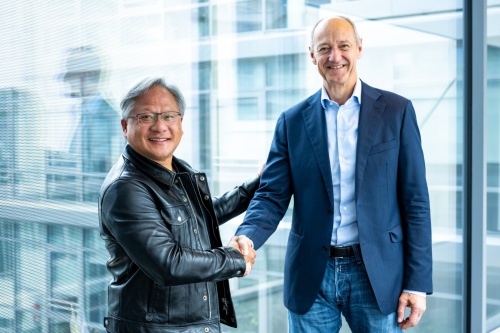 NVIDIA最高経営責任者（CEO）のJensen Huang氏（左）とSiemens代表取締役社長兼CEOのRoland Busch氏（右）