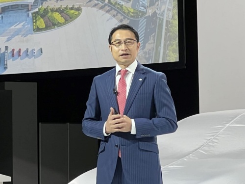 日本の乗用車市場への参入を発表する劉学亮氏