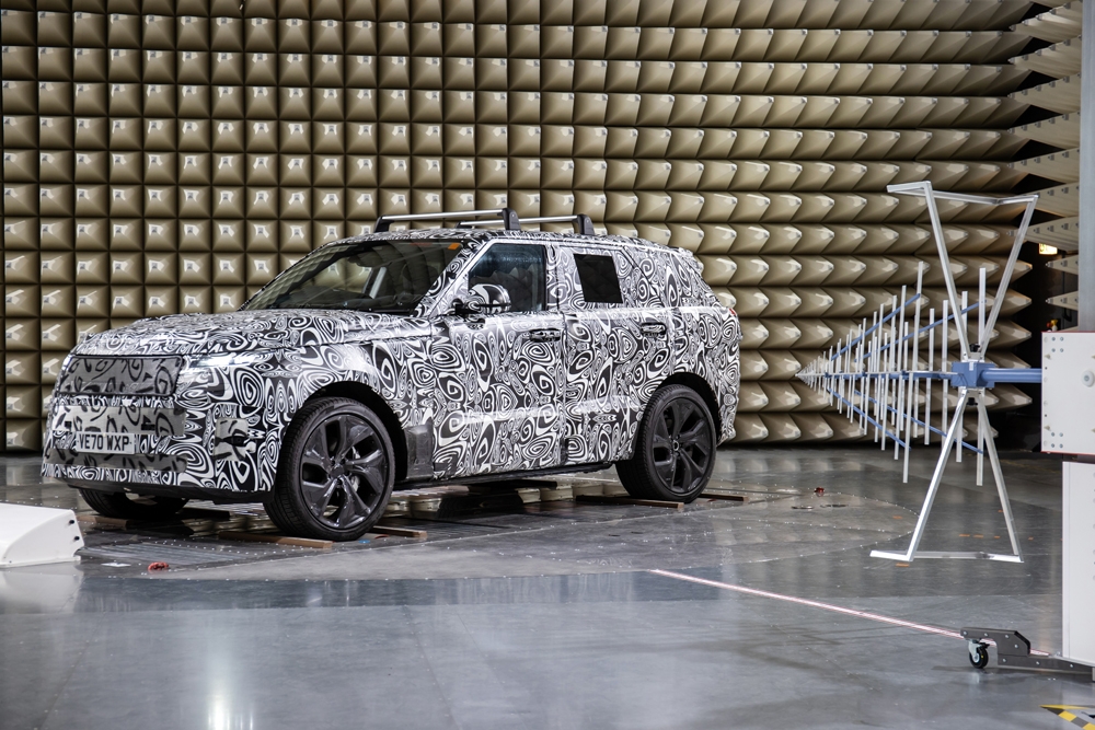 新型モデルの電磁適合性を調べる電波暗室 （写真：Jaguar Land Rover）