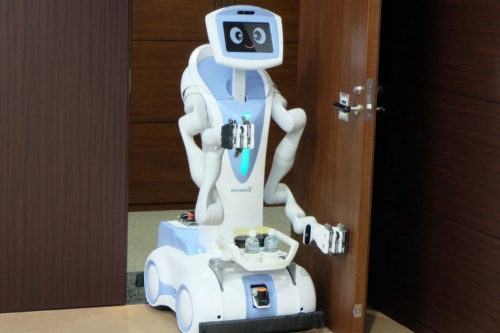 Proxima Technologyの制御アルゴリズムでドアを開閉できるようにした川崎重工業製の双腕自律走行ロボット「Nyokkey」（写真：Proxima Technology）