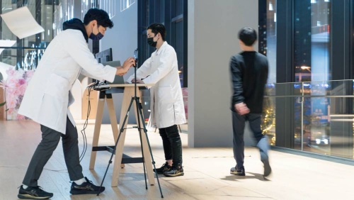 センサー付きの靴とスマートフォンによる測定の様子