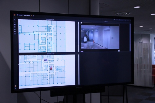 複数フロアの自律移動におけるREMOWAYの管理用端末の画面例。左上は3階のロボットの位置を表すレイアウト、左下は1階のロボットの位置を表すレイアウト、右上は3階に設置したカメラの映像