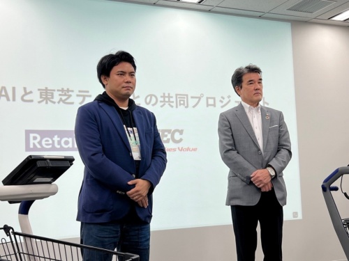Retail AIの永田洋幸CEO（最高経営責任者）と東芝テックの大西泰樹常務執行役員（右）