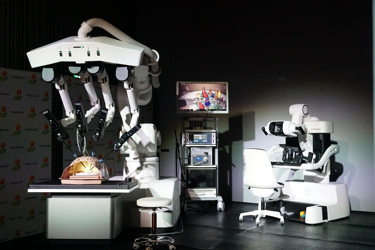 手術支援ロボット「hinotoriサージカルロボットシステム」 （出所：日経クロステック）