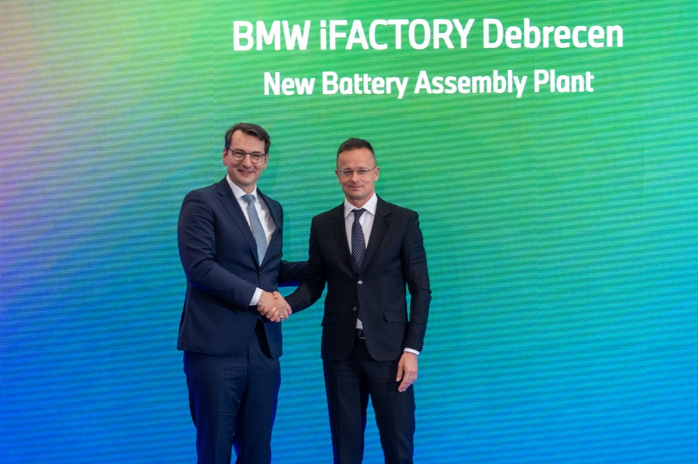 BMWの生産担当取締役Milan Nedeljkovic氏（左）と、ハンガリー外務・通商大臣Peter Szijjarto氏（右） （写真：BMW）