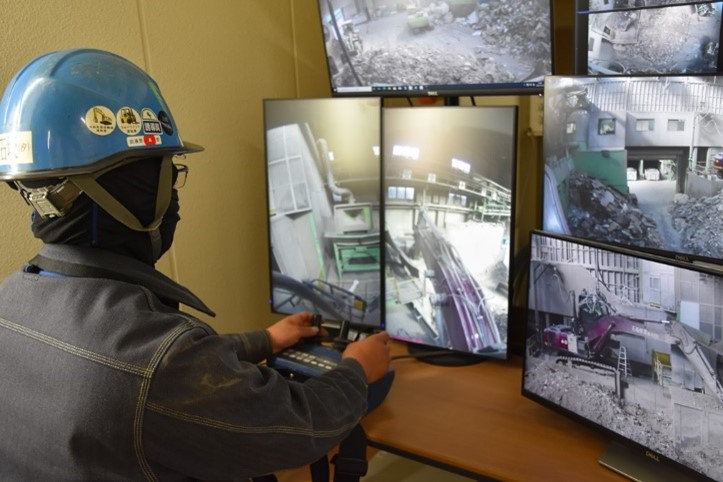 重機の遠隔操縦などによってコンクリート処理施設の生産性や安全性を高める（写真：NEC）