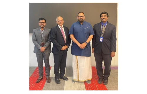 図1　左2人目から、TCSのN. Ganapathy Subramaniam氏、インド政府電子情報技術担当大臣のRajeev Chandrasekhar氏、ルネサスのSailesh Chittipeddi氏