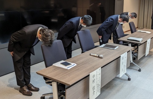 記者会見で陳謝した足立区の職員（写真右の2人）と富士通Japan担当者