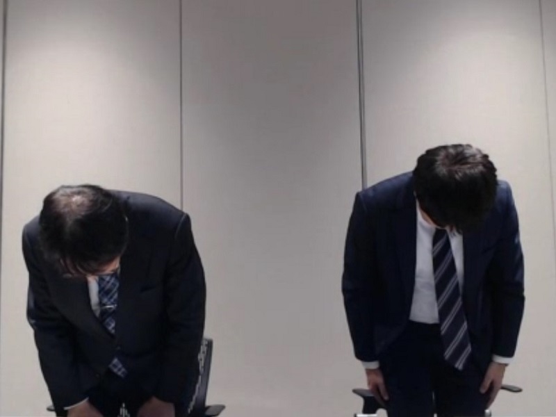 2023年10月11日の記者説明会でシステム障害について陳謝する、全国銀行資金決済ネットワークの辻松雄理事長（左）と千葉勇一企画部長