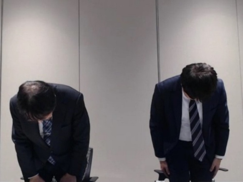 2023年10月11日の記者説明会でシステム障害について陳謝する、全国銀行資金決済ネットワークの辻松雄理事長(左)と千葉勇一企画部長