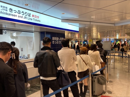 CARDNETのシステム障害により、JR東海の東京駅にある新幹線の切符売り場でクレジット決済ができなくなり、窓口での現金決済のみに。窓口には行列ができていた