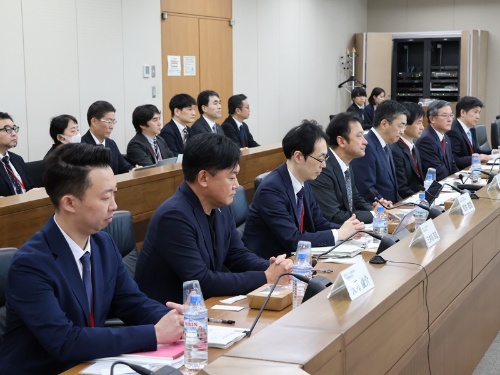 通信政策特別委員会の会合の様子