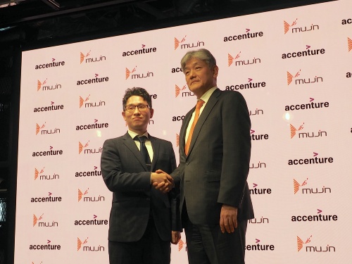 アクセンチュア代表取締役社長の江川昌史氏(右)とMujinCEO兼共同創業者の滝野一征氏(左)