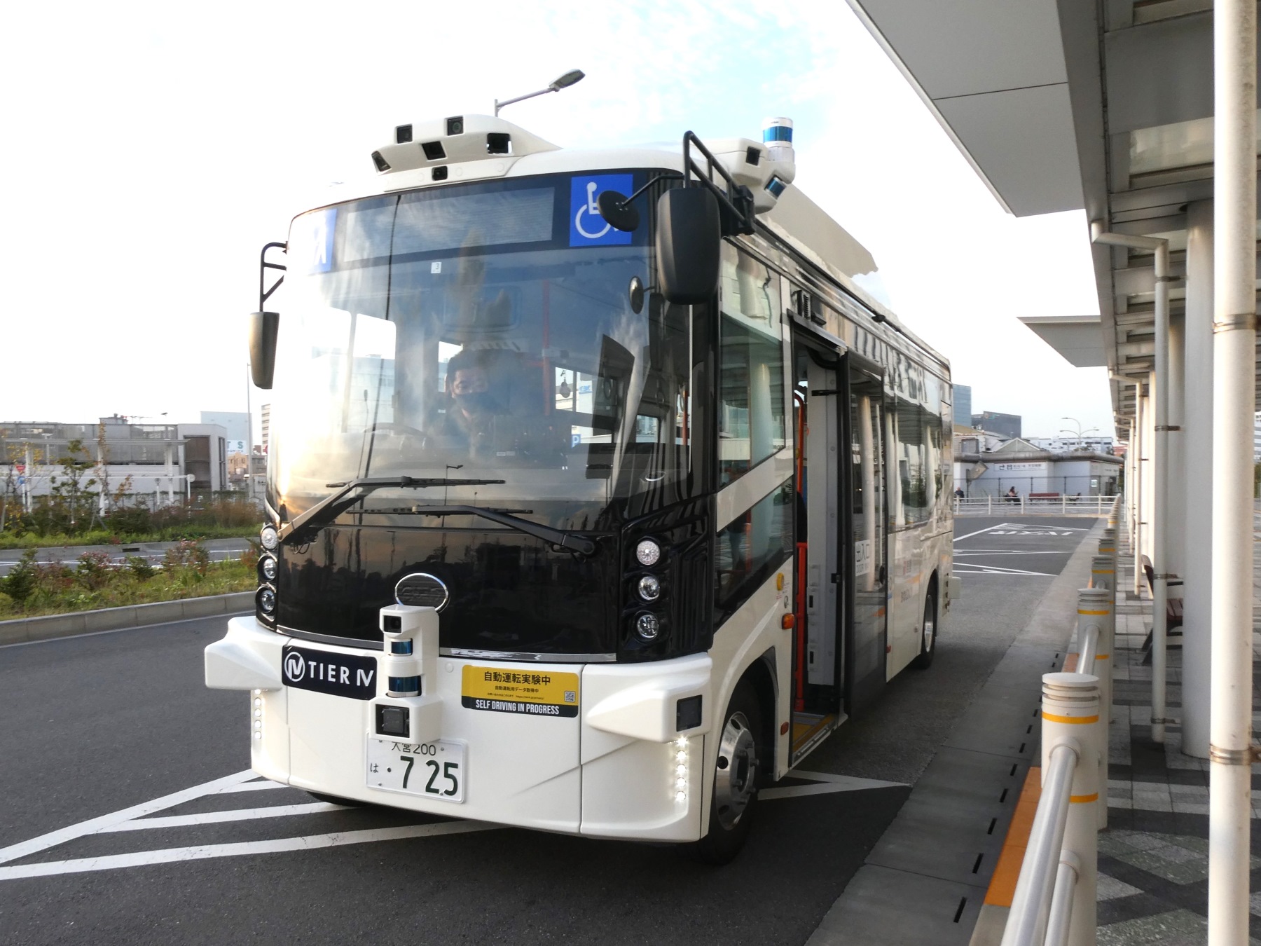 ティアフォーの自動運転システムを搭載した大型バス	