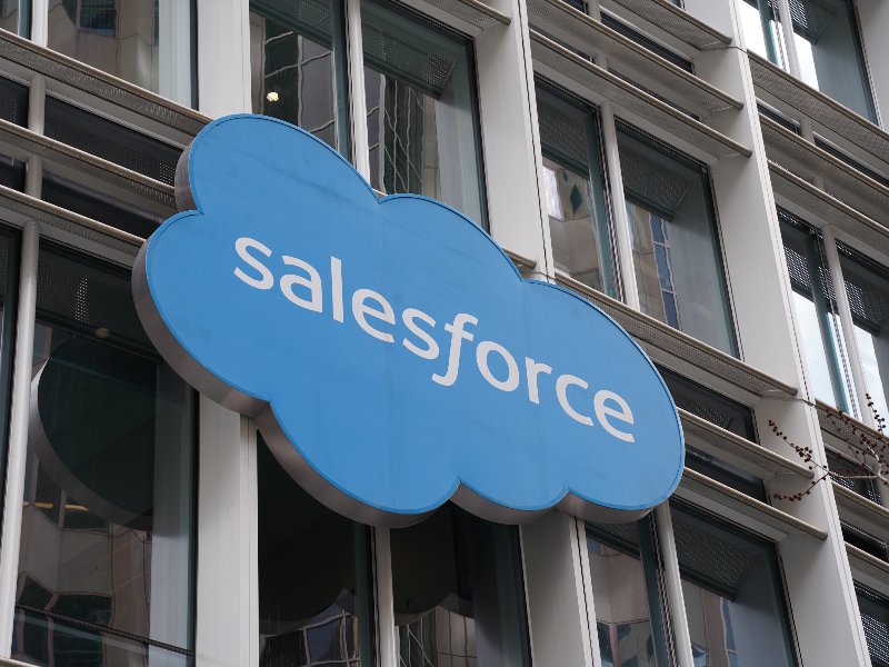 「1万ドル未満の顧客には生成AIが自動で応答」、セールスフォースが新機能