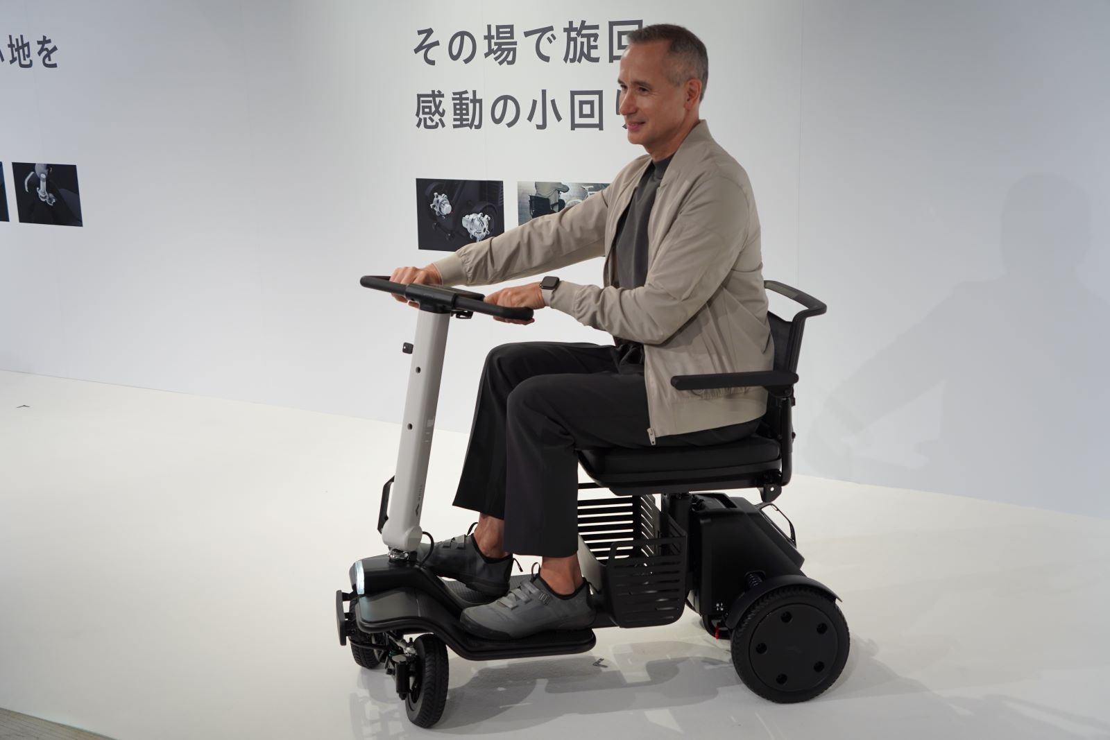 WHILLが着脱式電池採用の4輪スクーター、「購入層の裾野広げたい」 | 日経クロステック（xTECH）