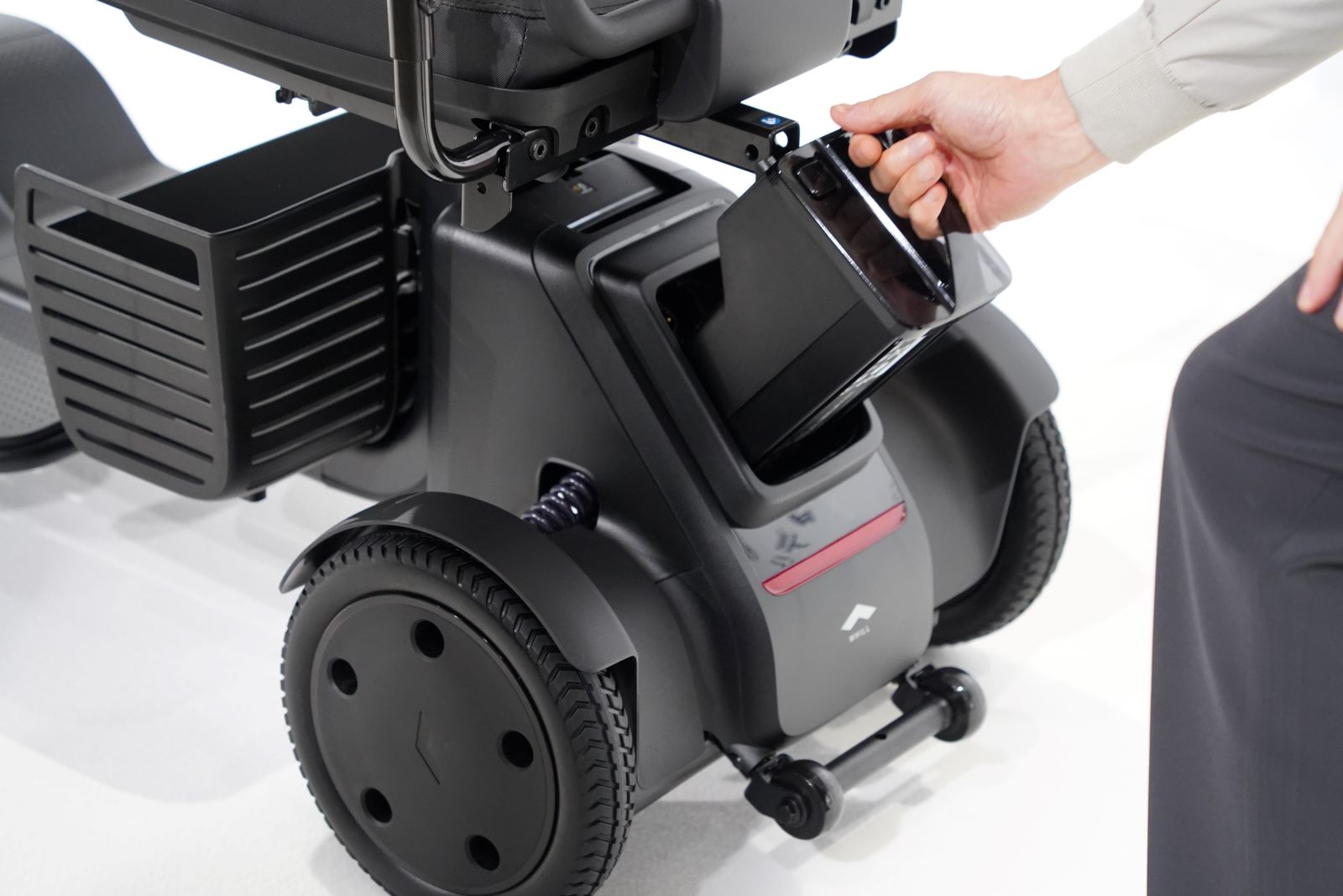 WHILLが着脱式電池採用の4輪スクーター、「購入層の裾野広げたい